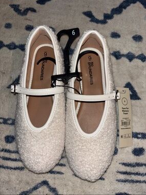 No Boundaries White Faux Fur Mary Jane Flats Women’s Size 6! New with Tags!